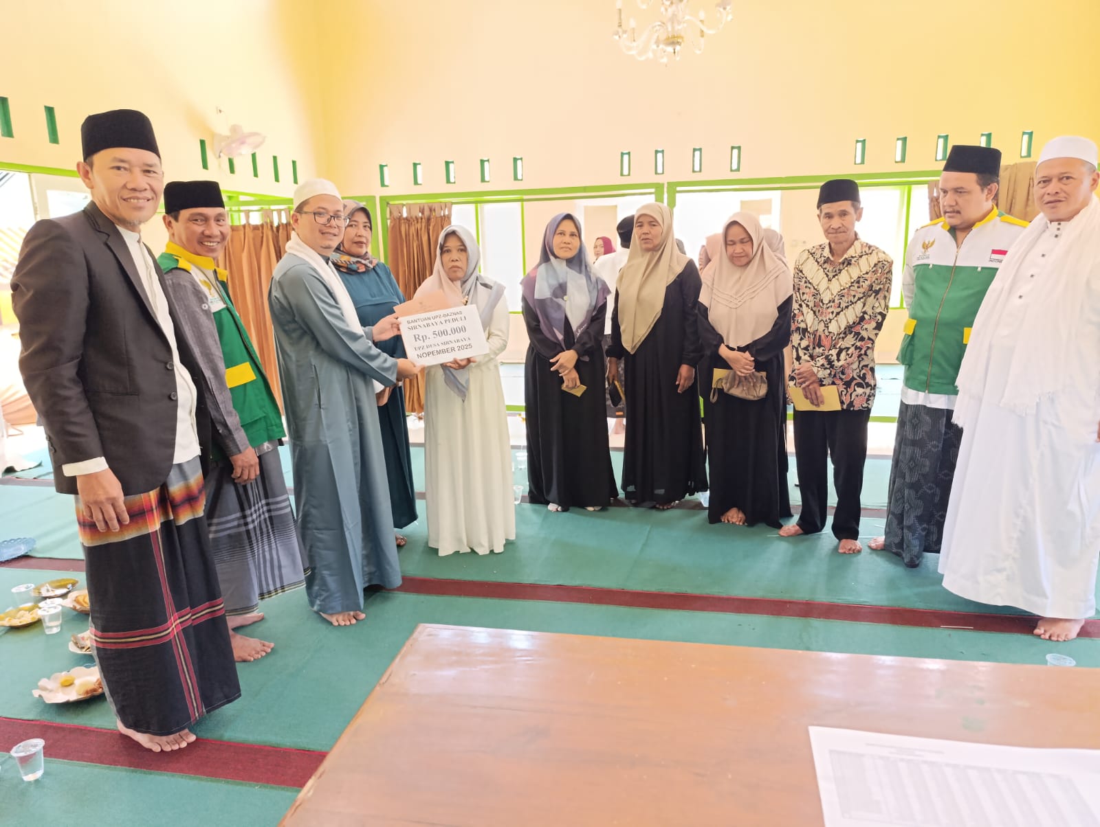 Program Sirnabaya Peduli Salurkan Bantuan UPZ-BAZNAS untuk Dua Warga Terdampak Musibah