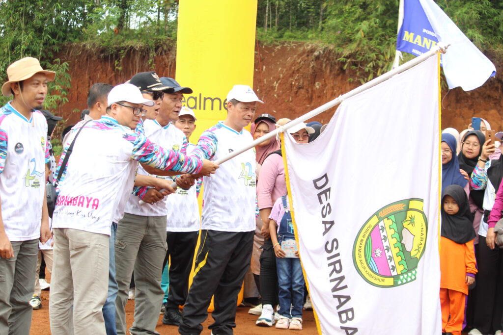 KEGIATAN JALAN SEHAT DALAM RANGKA MILANGKALA DESA SIRNABAYA YANG KE-42 TAHUN