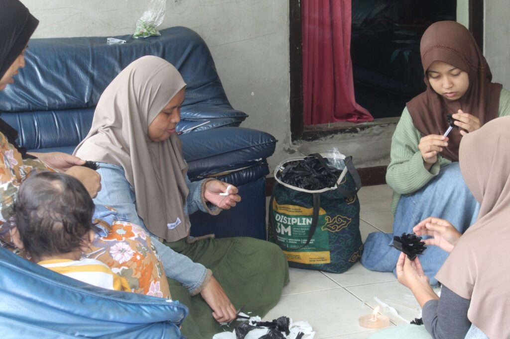 Kreativitas Warga Desa Sirnabaya Menyulap Barang Bekas Jadi Hiasan Kreasi 17 Agustus